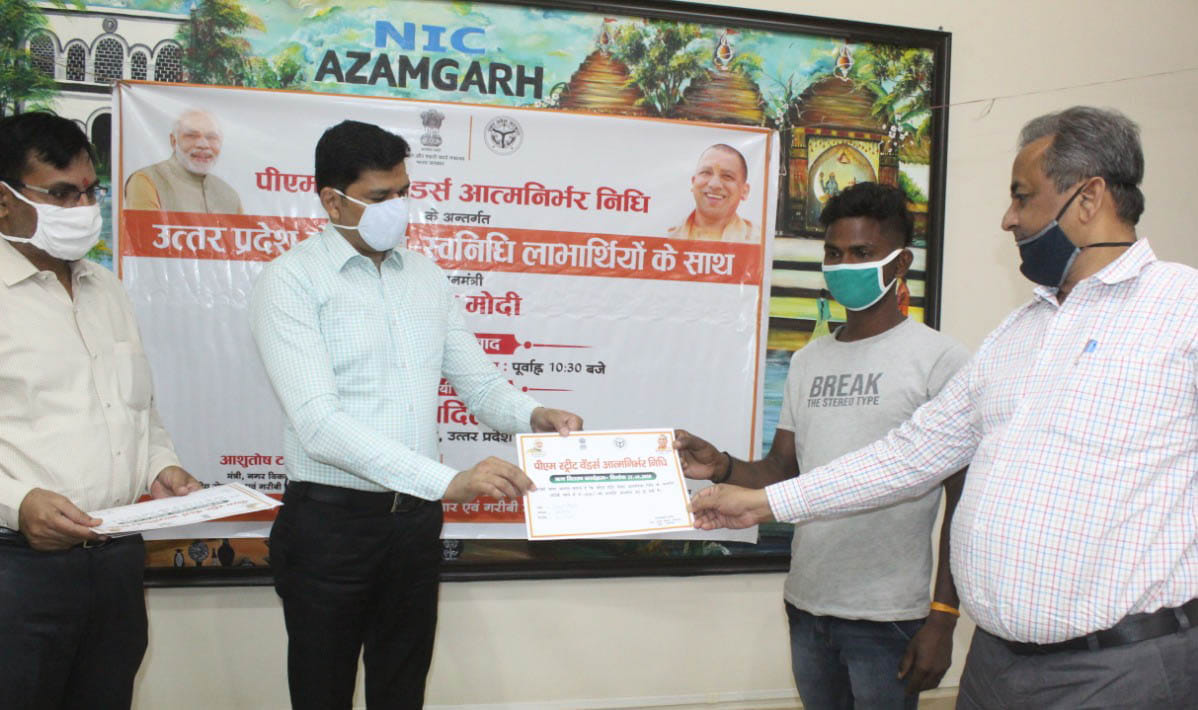 पीएम स्ट्रीट वेंडर्स आत्मनिर्भर निधि योजना के तहत पात्र को प्रमाण-पत्र देते सीडीओ। पीएम स्ट्रीट वेंडर्स आत्मनिर्भर निधि योजना के तहत पात्र को प्रमाण-पत्र देते सीडीओ।
