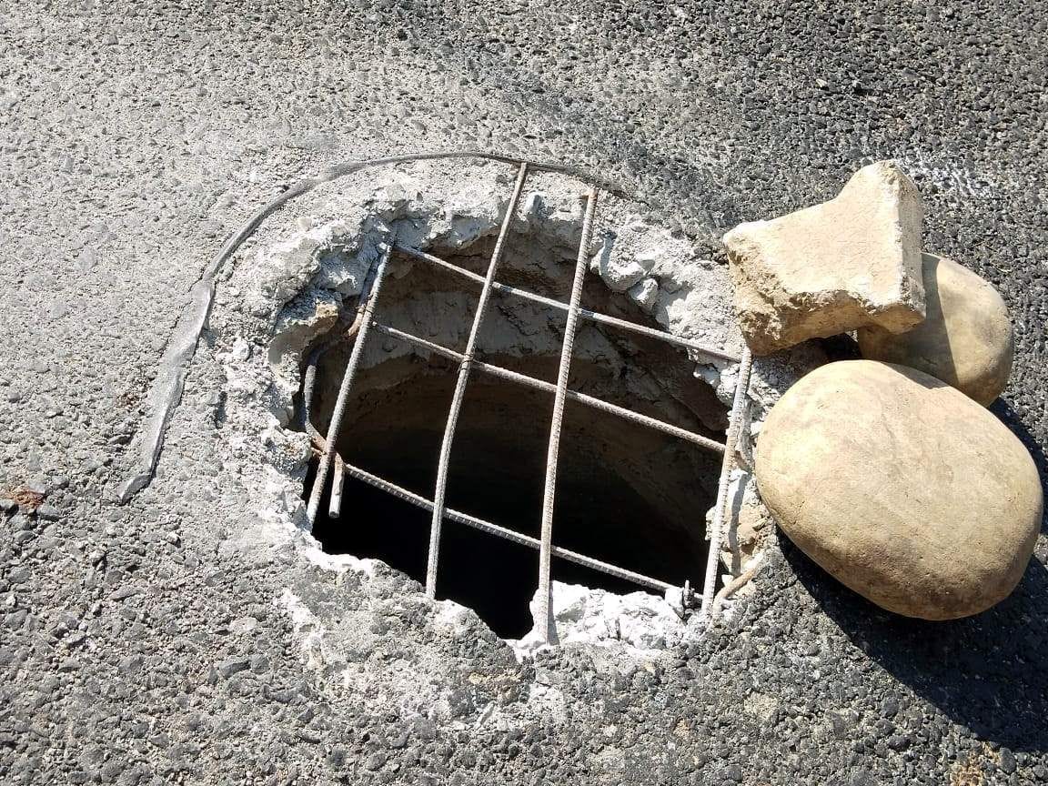 एम्स रोड सब्जी मंडी गेट के आगे 20 तारीख को टूटा सीवर चेंम्बर का ढक्कन । एम्स रोड सब्जी मंडी गेट के आगे 20 तारीख को टूटा सीवर चेंम्बर का ढक्कन ।