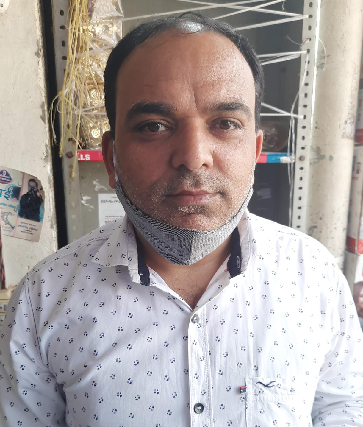 - दीपावली की तैयारी -- इलेक्ट्रिक झालर विक्रेता शम्मी। - दीपावली की तैयारी -- इलेक्ट्रिक झालर विक्रेता शम्मी।