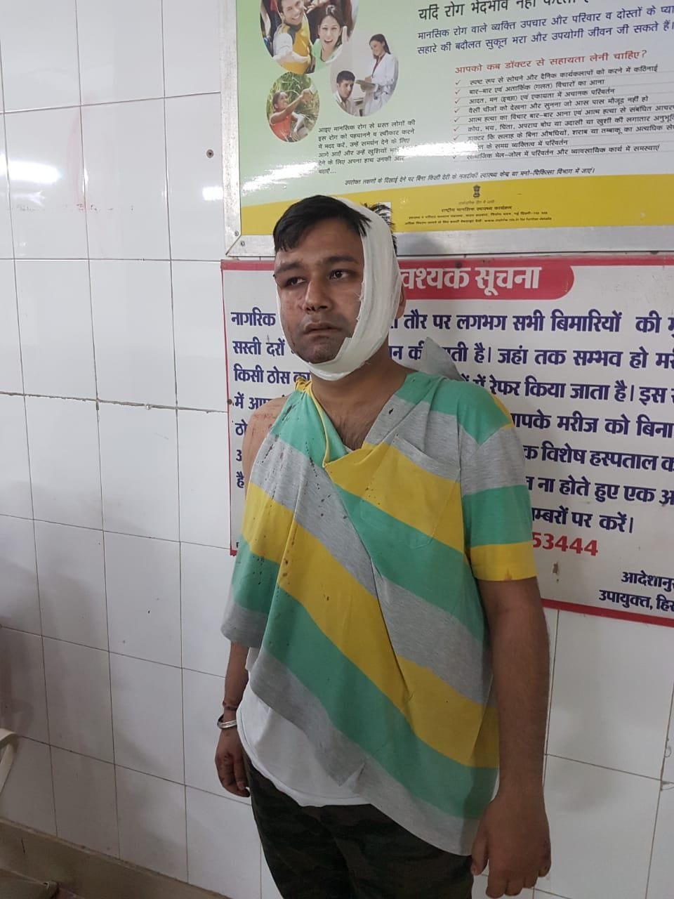 हमले में घायल अतुल। हमले में घायल अतुल।