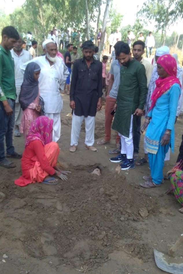 गांव हिदूवाला में करंट लगने के बाद मिट्टी में दबाई गई बच्ची