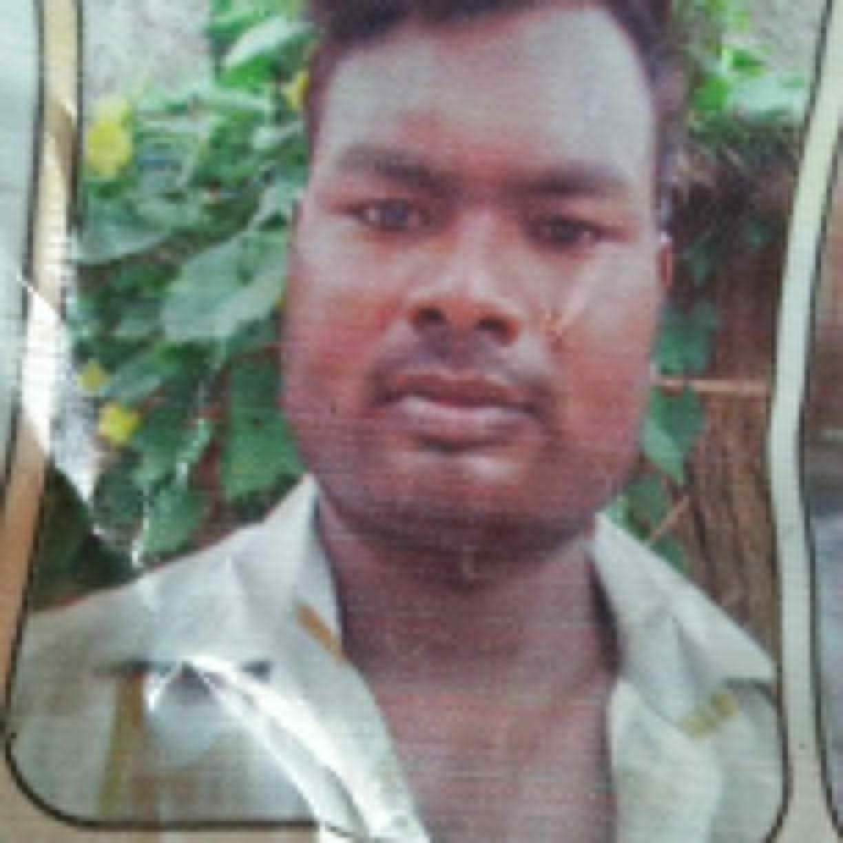 कोहडौर थाने के मिश्रौली गांव में दुर्गा पूजा पांडाल में करंट लगने से मृत युवक लवकुश वर्मा। फाइल फ कोहडौर थाने के मिश्रौली गांव में दुर्गा पूजा पांडाल में करंट लगने से मृत युवक लवकुश वर्मा। फाइल फ
