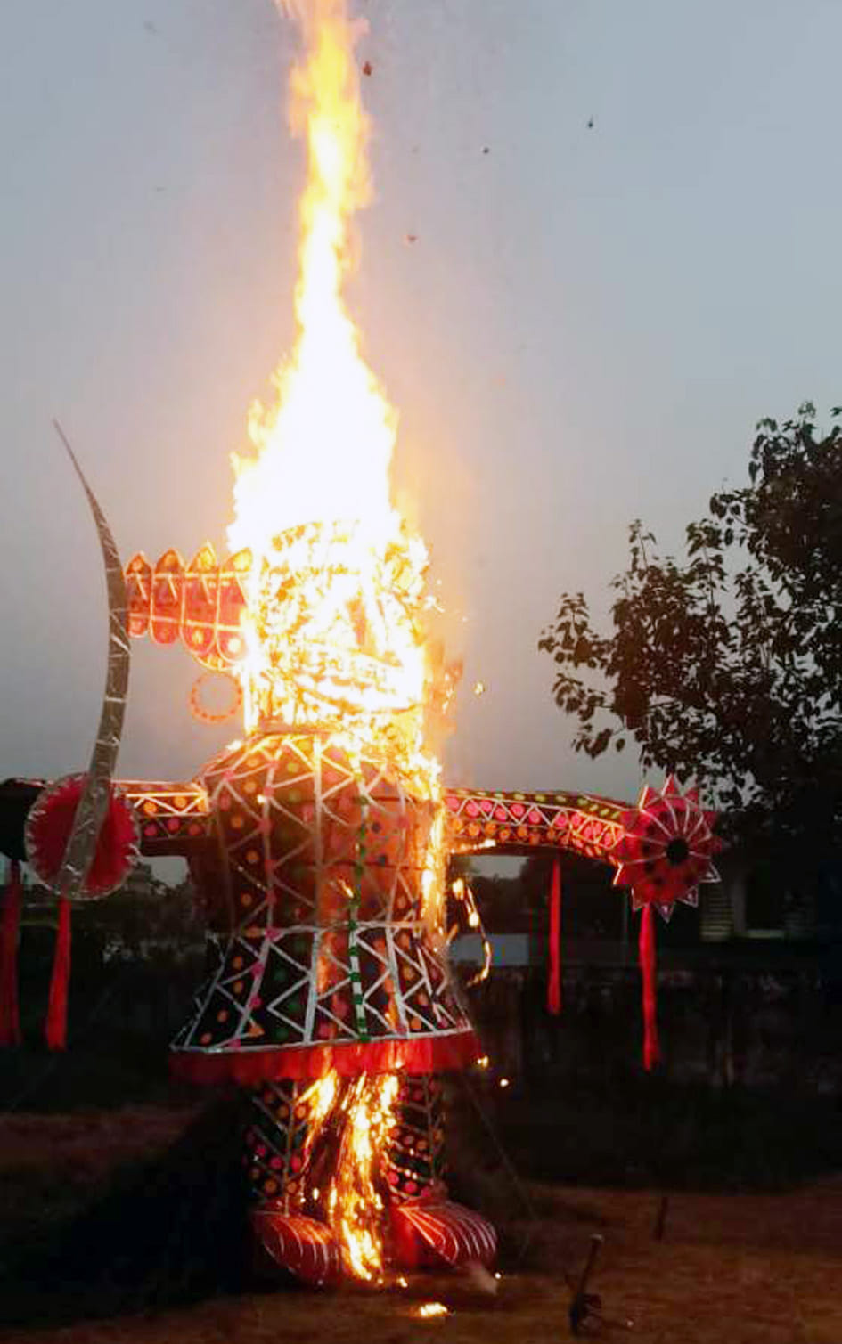 पलिया में धू-धू कर जलता रावण का पुतला। संवाद पलिया में धू-धू कर जलता रावण का पुतला। संवाद