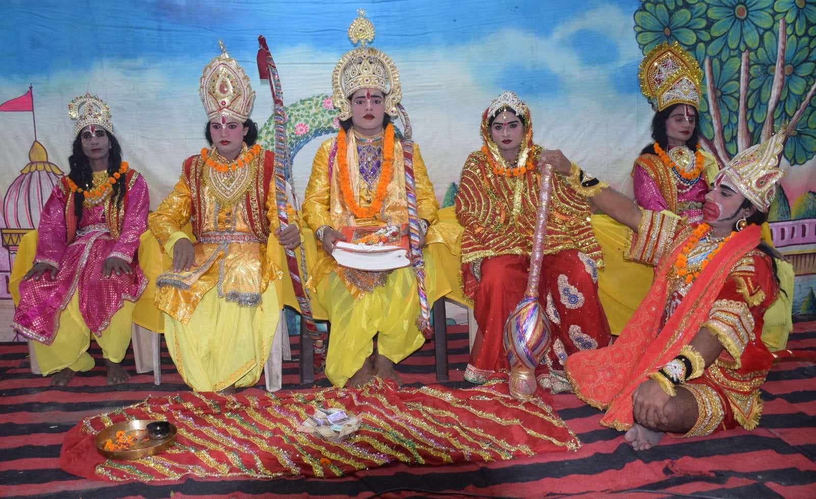 पुरानी कोतवाली में चल रही श्रीरामलीला में श्रीराम के राजगद्दी का दृश्य। पुरानी कोतवाली में चल रही श्रीरामलीला में श्रीराम के राजगद्दी का दृश्य।