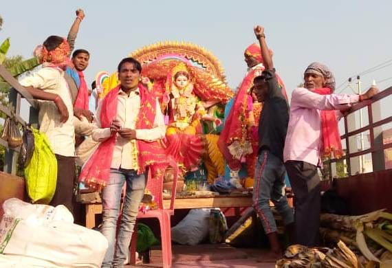 गुलरिया में विसर्जन के लिए मूर्तियां ले जाते श्रद्धालु। संवाद गुलरिया में विसर्जन के लिए मूर्तियां ले जाते श्रद्धालु। संवाद