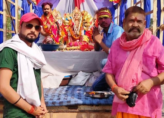 गोला की विसर्जन शोभायात्रा में सजी मूर्तियां। संवाद गोला की विसर्जन शोभायात्रा में सजी मूर्तियां। संवाद