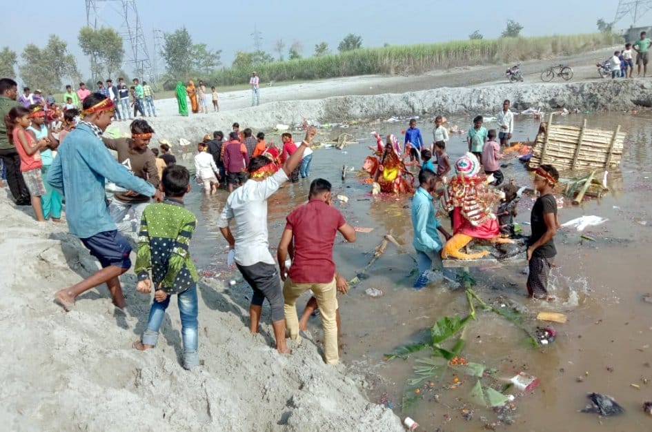 शारदा नगर में मूर्ति विसर्जित करते श्रद्धालु। संवाद शारदा नगर में मूर्ति विसर्जित करते श्रद्धालु। संवाद