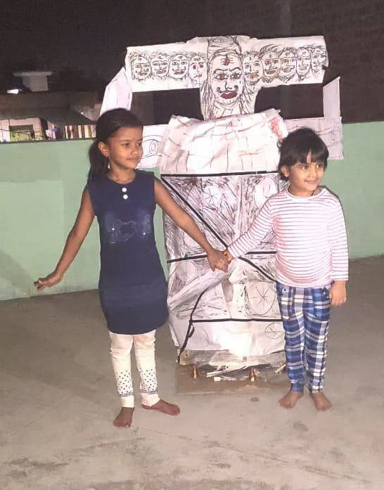 च्चों ने किया रावण का पुतला दहन च्चों ने किया रावण का पुतला दहन