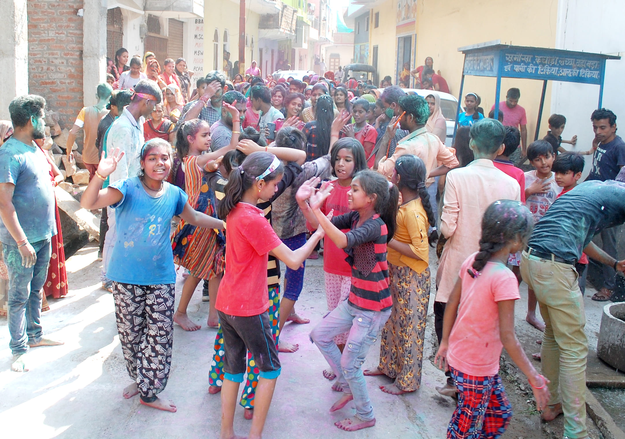 माता की प्रतिमा विसर्जन में भक्ति गानों के धुन पर नाचते गाते श्रद्धालु माता की प्रतिमा विसर्जन में भक्ति गानों के धुन पर नाचते गाते श्रद्धालु
