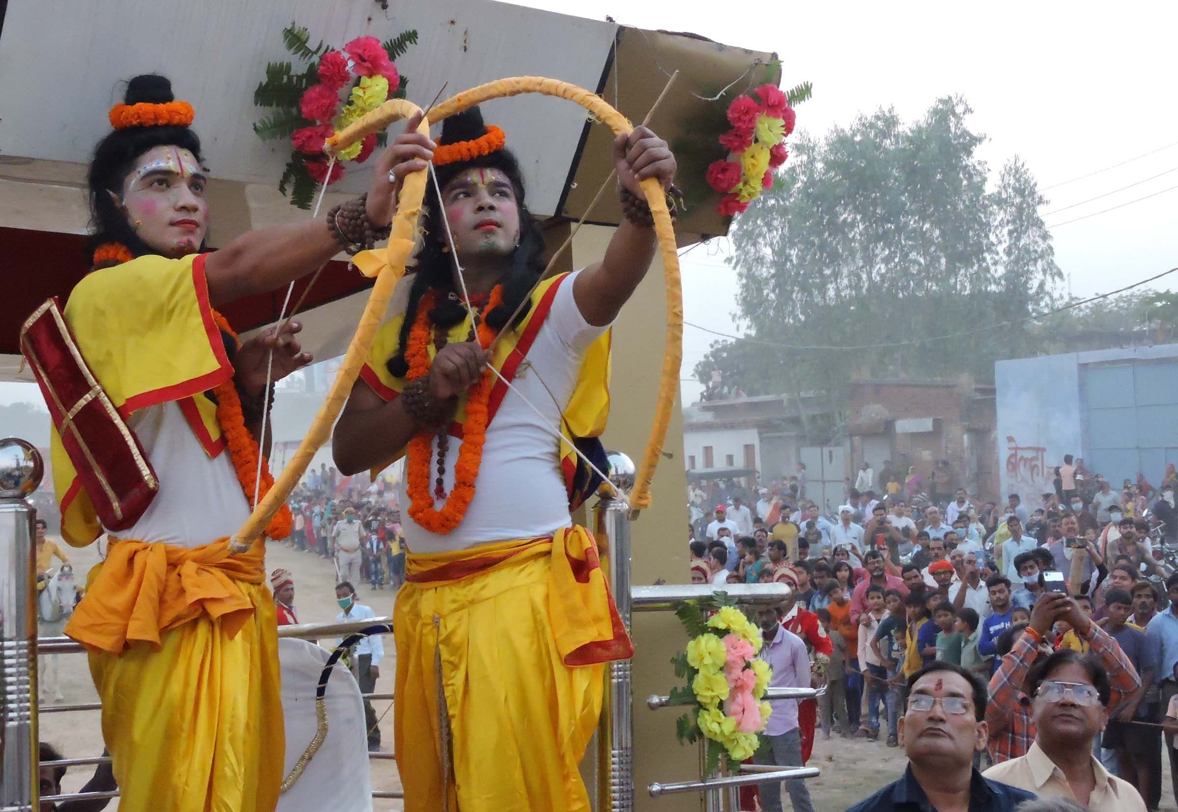 दशहरा पर रामलीला मैदान में रावण के पुतले पर तीर चलाते राम लक्ष्मण।