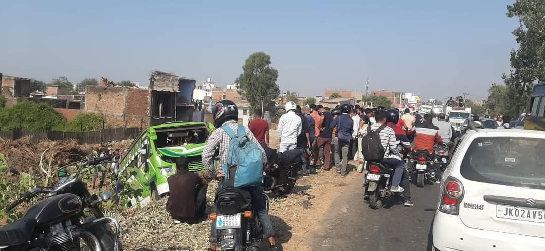 अखनूर रोड पर दुर्घटनाग्रस्त हुई मिनी बस।