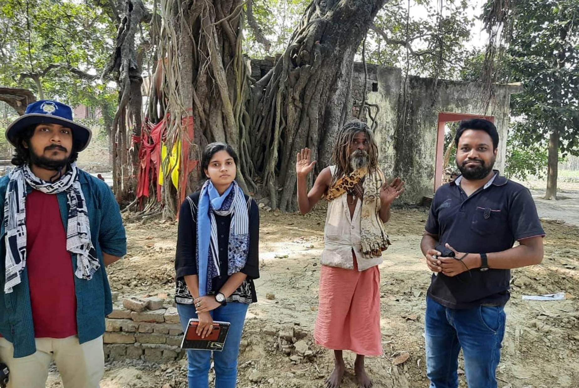 शाहबाद के चैधराना में 350 साल पुराने बरगद के पेड़ का निरीक्षण करती लखनऊ विश्व विद्यालय के वनस्पति व शाहबाद के चैधराना में 350 साल पुराने बरगद के पेड़ का निरीक्षण करती लखनऊ विश्व विद्यालय के वनस्पति व