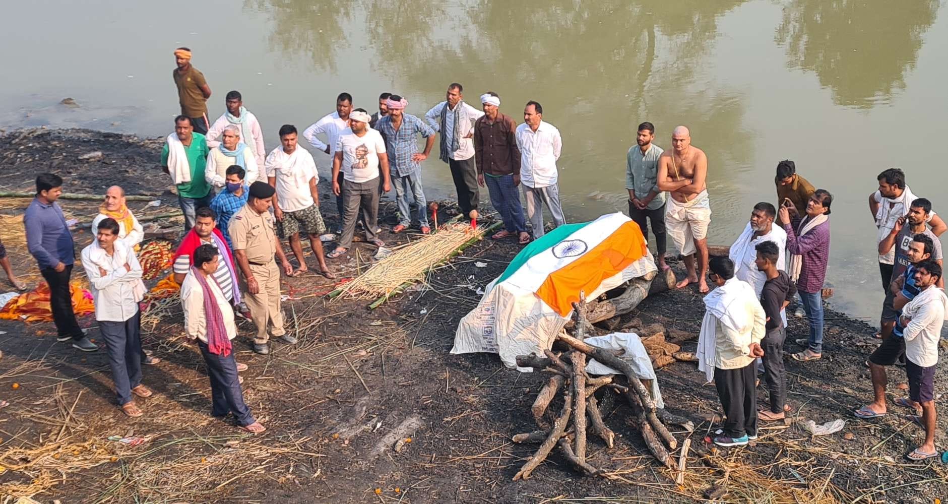 निजामाबाद के दत्तात्रेय धाम के पास श्मशान घाट पर बीएसएफ के जवान को अंतिम विदाई देते ग्रामीण और पर