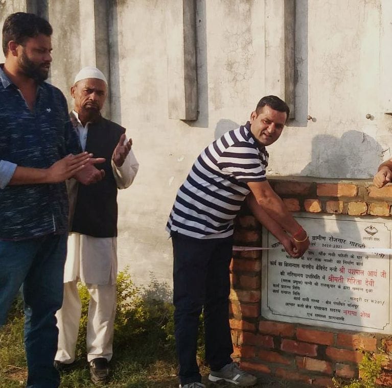 बाजपुर में निर्माण कार्यो का शिलान्यास करते ब्लाॅक प्रमुख पति राजकुमार। बाजपुर में निर्माण कार्यो का शिलान्यास करते ब्लाॅक प्रमुख पति राजकुमार।