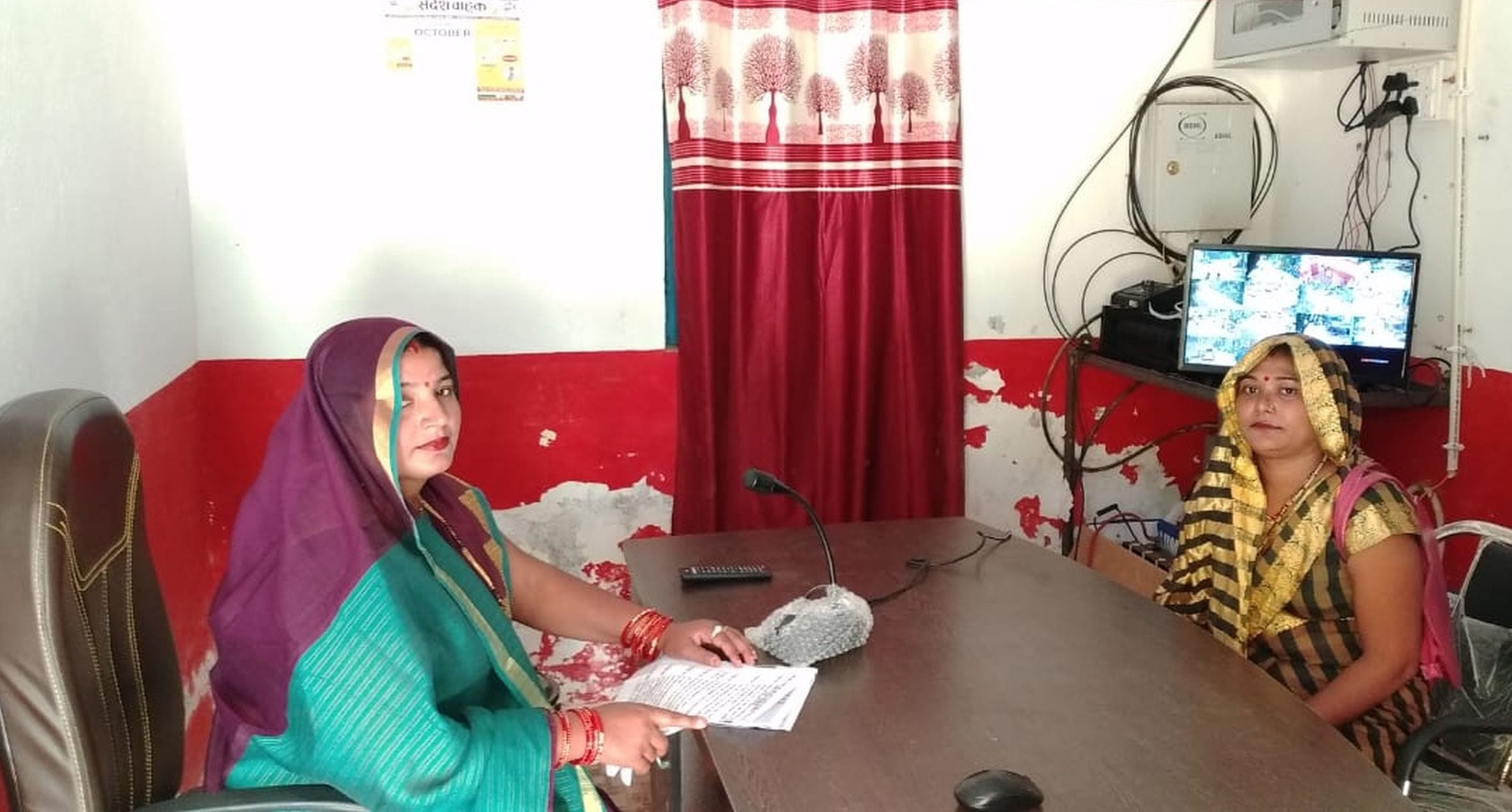 रायबरेली में बुधवार को रोहनियां ब्लॉक के स्मार्ट गांव उमरन के पंचायतघर में समस्याएं सुनतीं प्रध