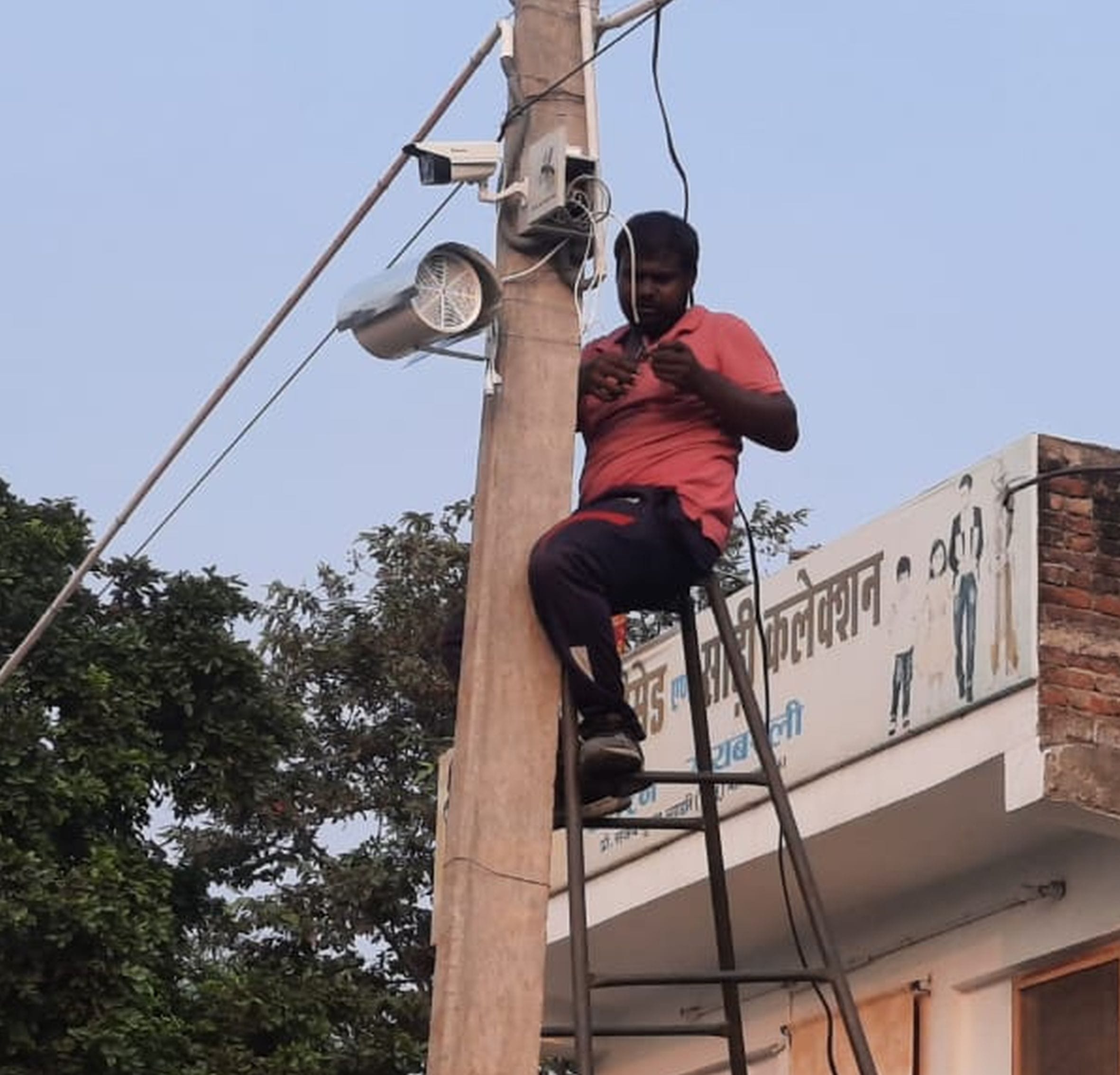 रायबरेली में बुधवार को रोहनियां ब्लॉक के स्मार्ट गांव उमरन में खंभे पर सीसीटीवी कैमरे लगाता कर्?