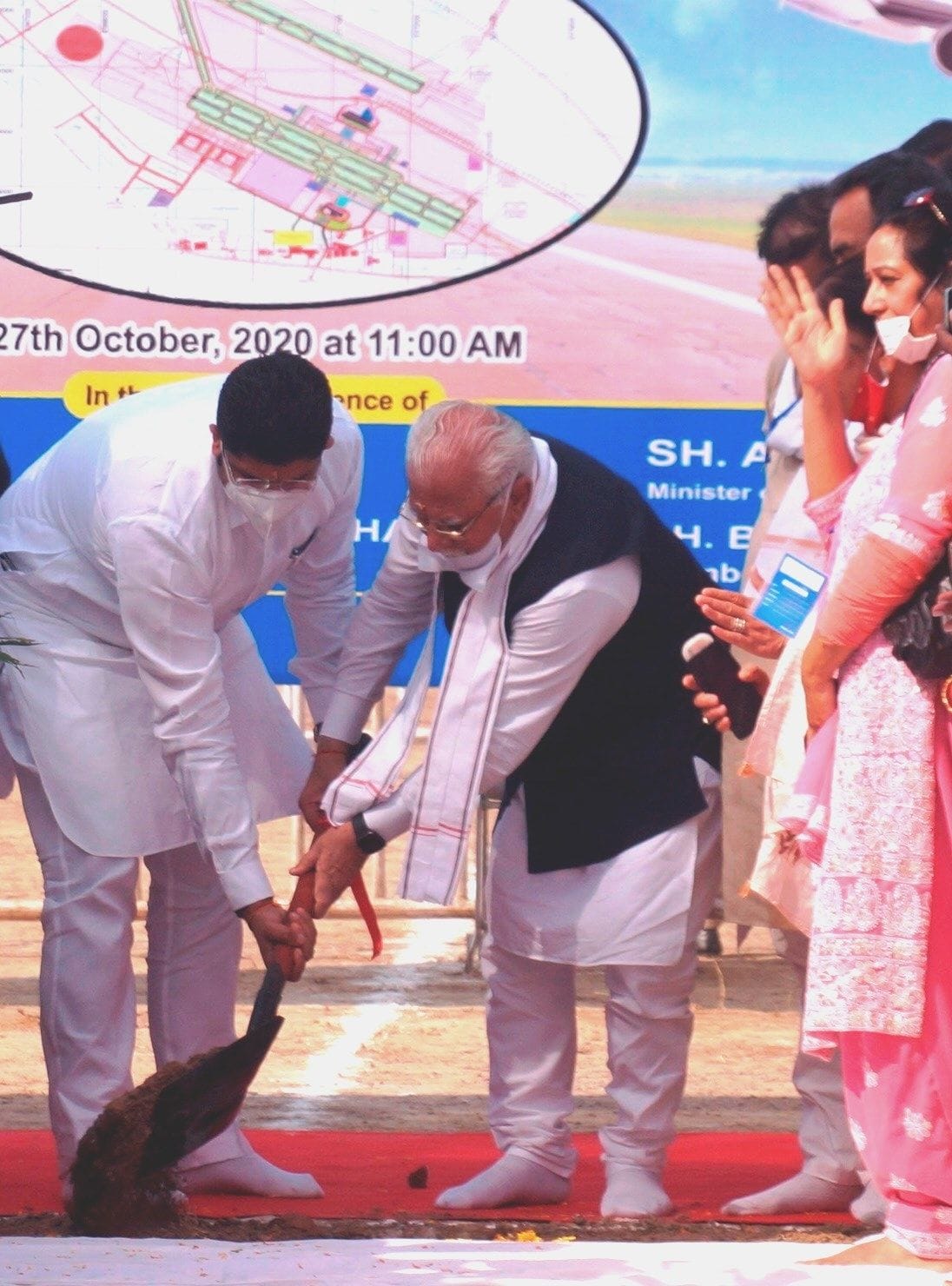 एयरपोर्ट पर सांकेतिक मिट्टी हटाकर कार्य की विधिवत शुरुआत करते मुख्यमंत्री मनोहर लाल व उपमुख्यम एयरपोर्ट पर सांकेतिक मिट्टी हटाकर कार्य की विधिवत शुरुआत करते मुख्यमंत्री मनोहर लाल व उपमुख्यम