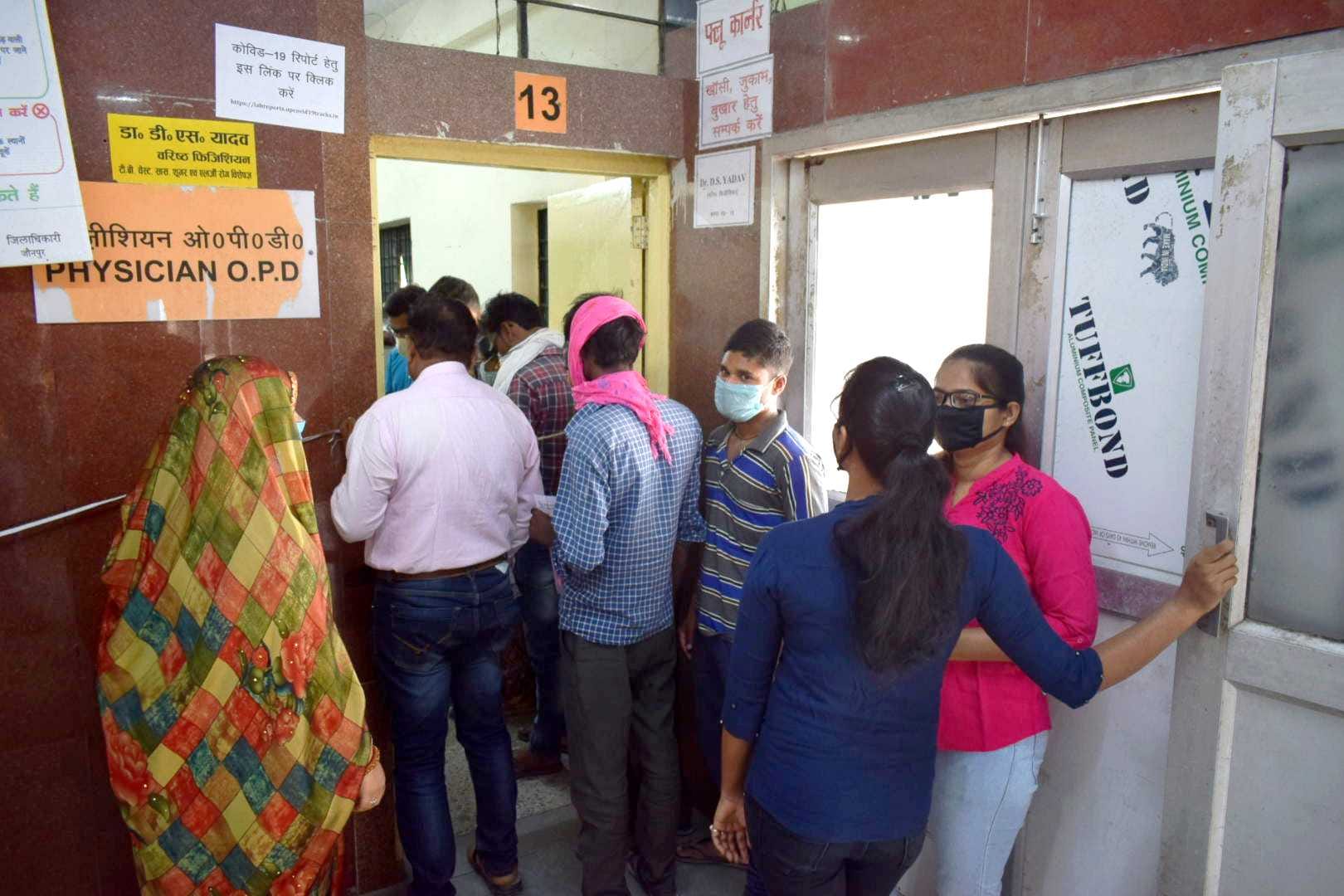 जिला अस्पताल की ओपीडी में इलाज के लिए आये मरीज। जिला अस्पताल की ओपीडी में इलाज के लिए आये मरीज।