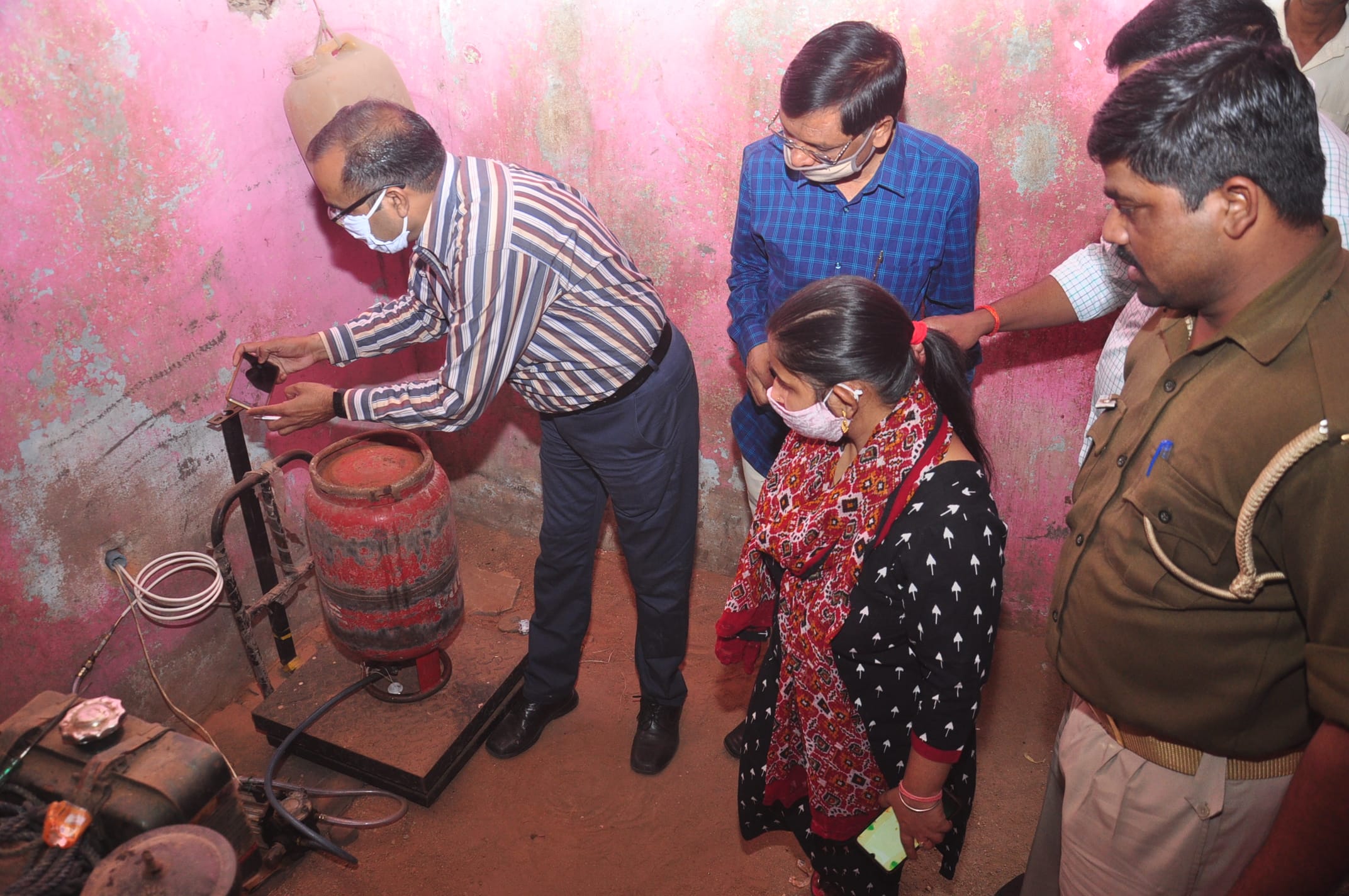 पुलिया नंबर नो के क्लासिक मैरिज होम में गैस रिफिलिंग का मामला पकड़ते जिलापूर्ति विभाग की टीम और प पुलिया नंबर नो के क्लासिक मैरिज होम में गैस रिफिलिंग का मामला पकड़ते जिलापूर्ति विभाग की टीम और प