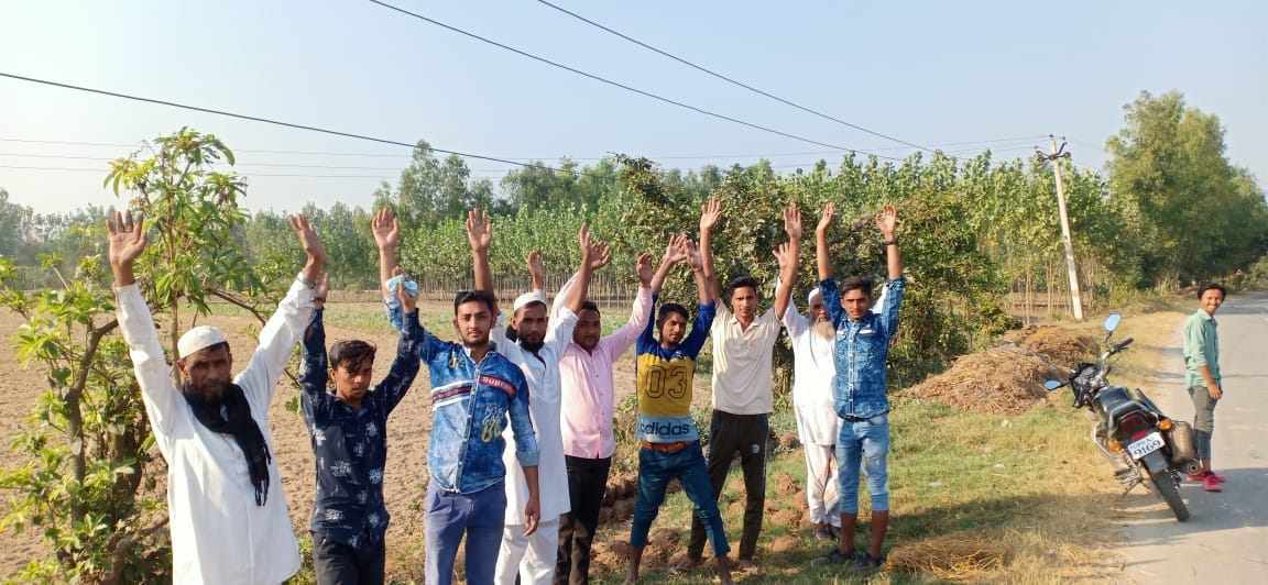 गांव समशपुर नोगावा में ढीले तारो को दिखाते ग्रामीण गांव समशपुर नोगावा में ढीले तारो को दिखाते ग्रामीण