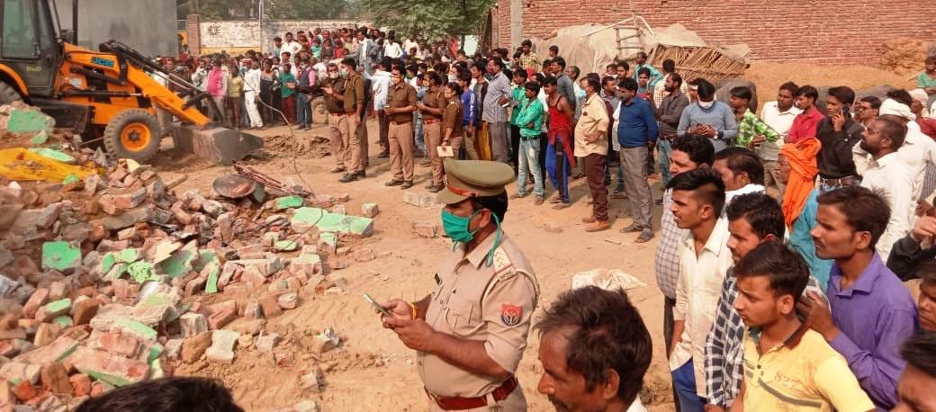 कासगंज में अमांपुर तिराहे पर मकान का मलबा गिरने पर एकत्रित लोग कासगंज में अमांपुर तिराहे पर मकान का मलबा गिरने पर एकत्रित लोग