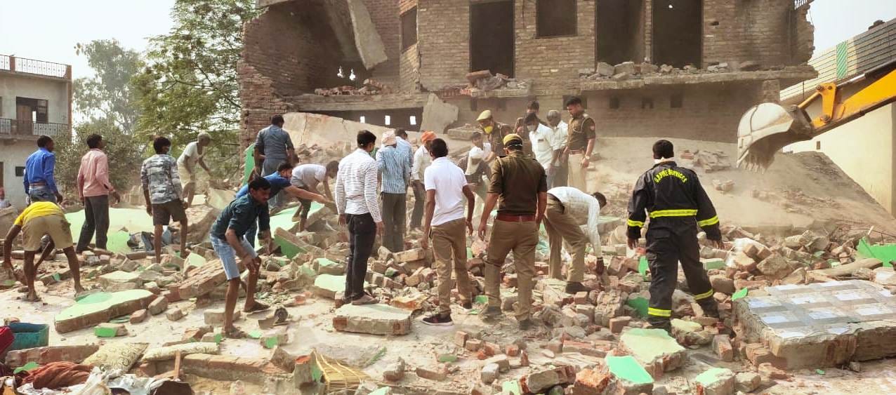 कासगंज में अमांपुर तिराहे पर मकान के मलबे से घायलों को निकालते लोग कासगंज में अमांपुर तिराहे पर मकान के मलबे से घायलों को निकालते लोग
