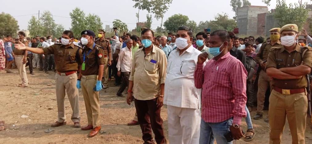 कासगंज में अमांपुर तिराहे पर मकान का मलबा गिरने की सूचना पर मौके पर पहुंचे सदर विधायक कासगंज में अमांपुर तिराहे पर मकान का मलबा गिरने की सूचना पर मौके पर पहुंचे सदर विधायक