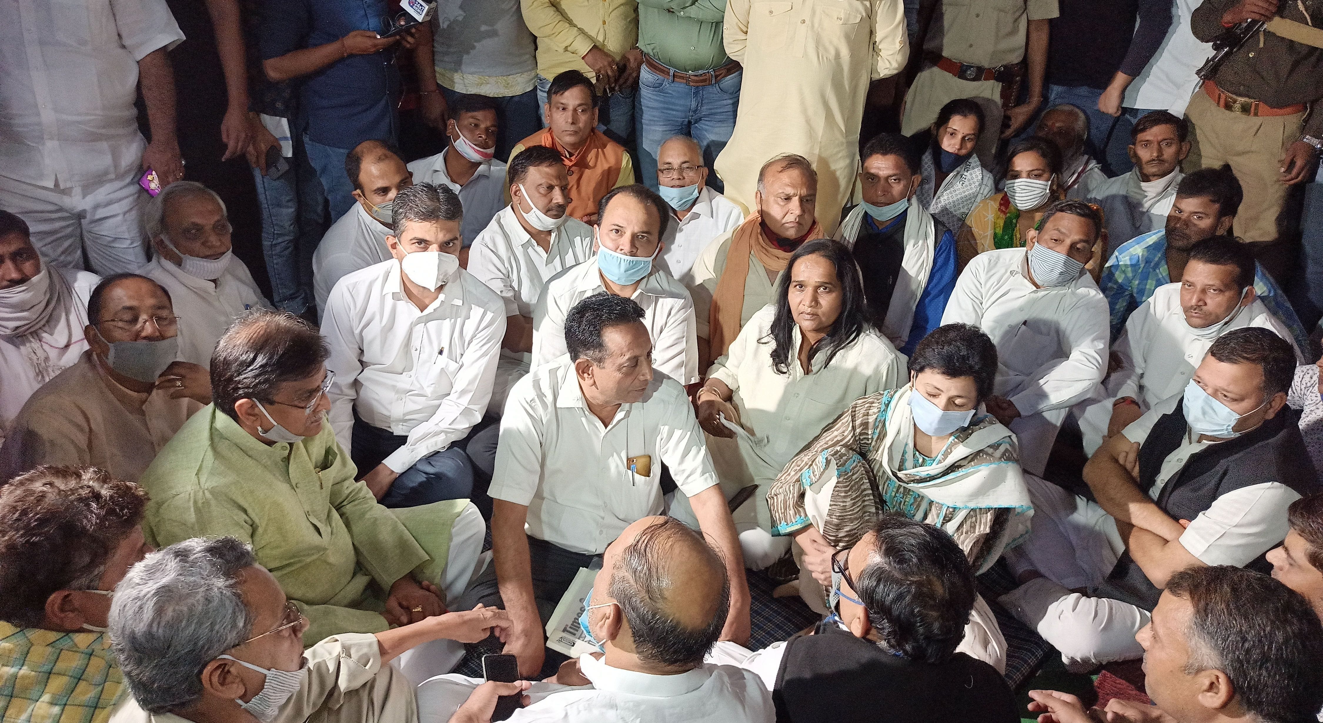 फरीदाबाद में निकिता तोमर के परिजनों से मिलते भाजपा प्रदेश अध्यक्ष ओमप्रकाश धनखड़ व कांग्रेस प्र फरीदाबाद में निकिता तोमर के परिजनों से मिलते भाजपा प्रदेश अध्यक्ष ओमप्रकाश धनखड़ व कांग्रेस प्र