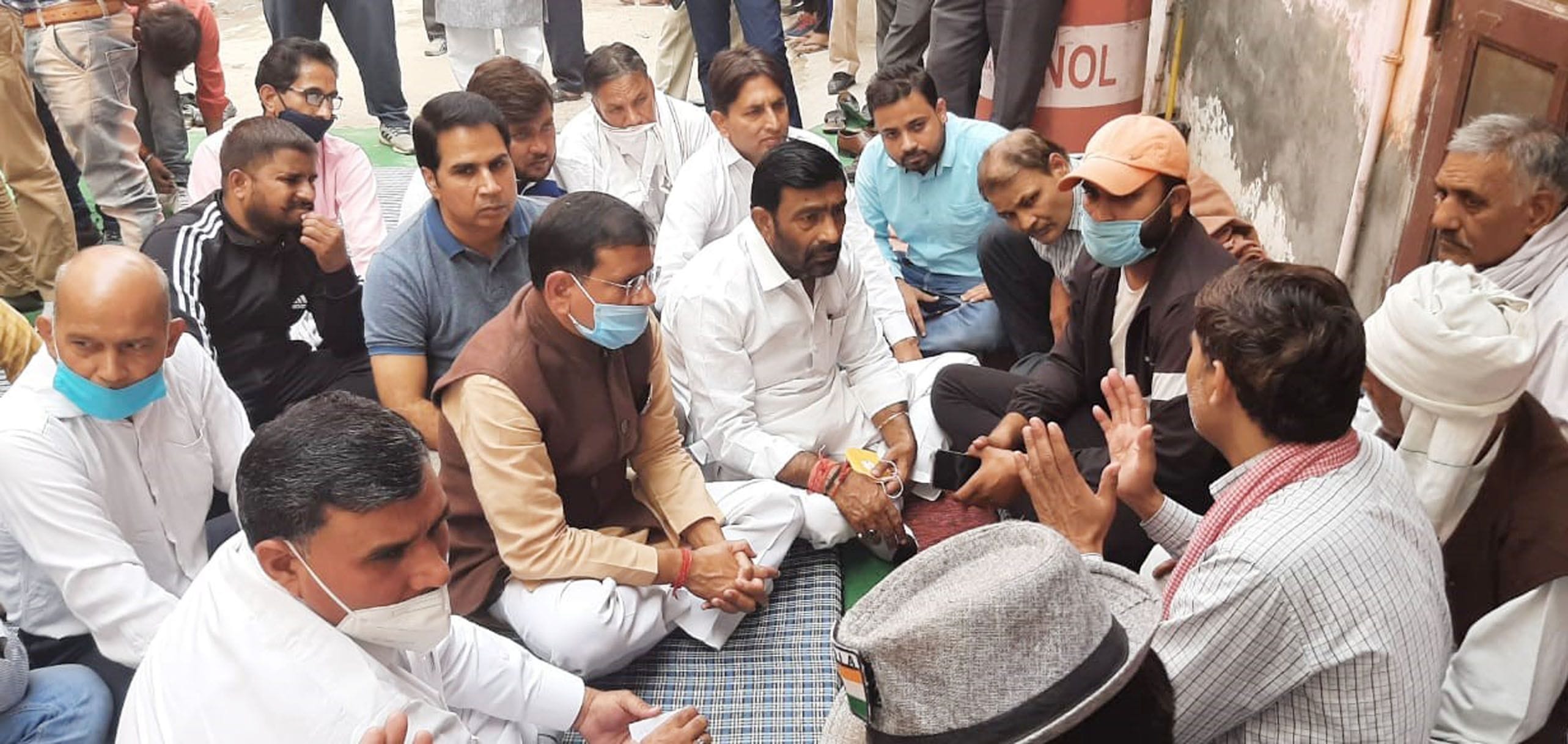 फरीदाबाद में निकिता तोमर के परिजनों से मिलते तिगांव विधायक राजेश नागर। फरीदाबाद में निकिता तोमर के परिजनों से मिलते तिगांव विधायक राजेश नागर।