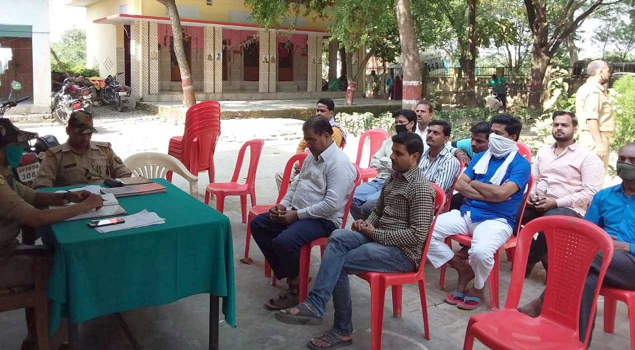जहानागंज थाना परिसर में सर्राफा व्यापारियों की बैठक। जहानागंज थाना परिसर में सर्राफा व्यापारियों की बैठक।