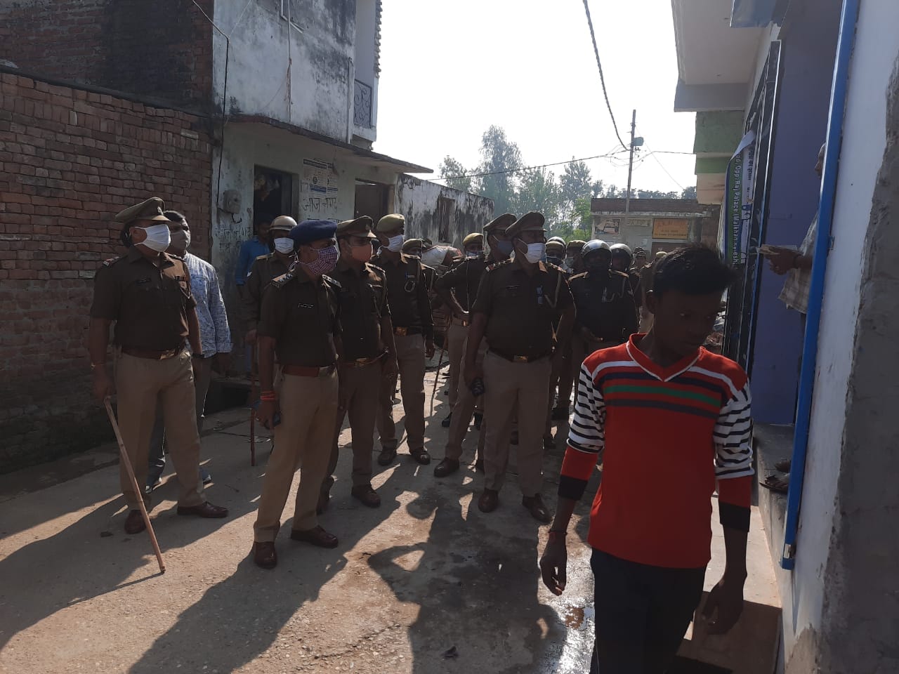 बीबीपुर गांव में शराब माफियाओं के ठिकानों पर छापा मारती पुलिस बीबीपुर गांव में शराब माफियाओं के ठिकानों पर छापा मारती पुलिस