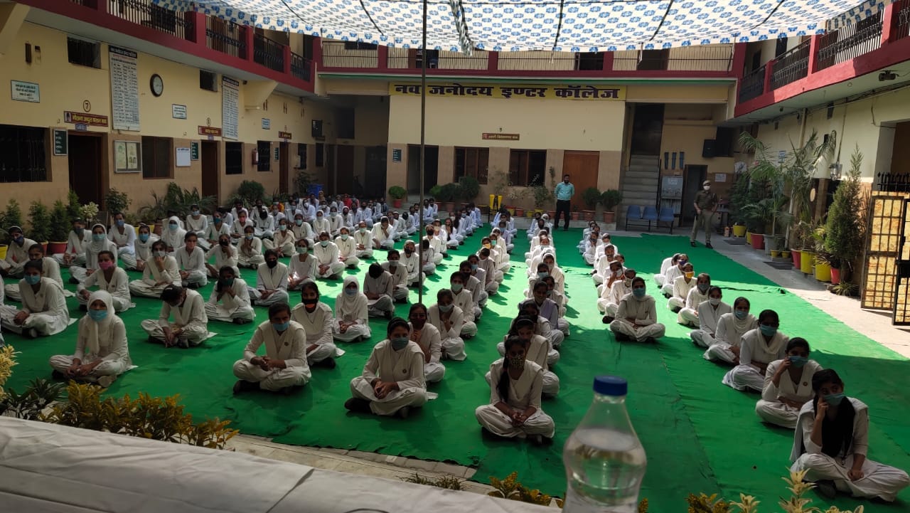 कार्यक्रम में मौजूद छात्राएं
