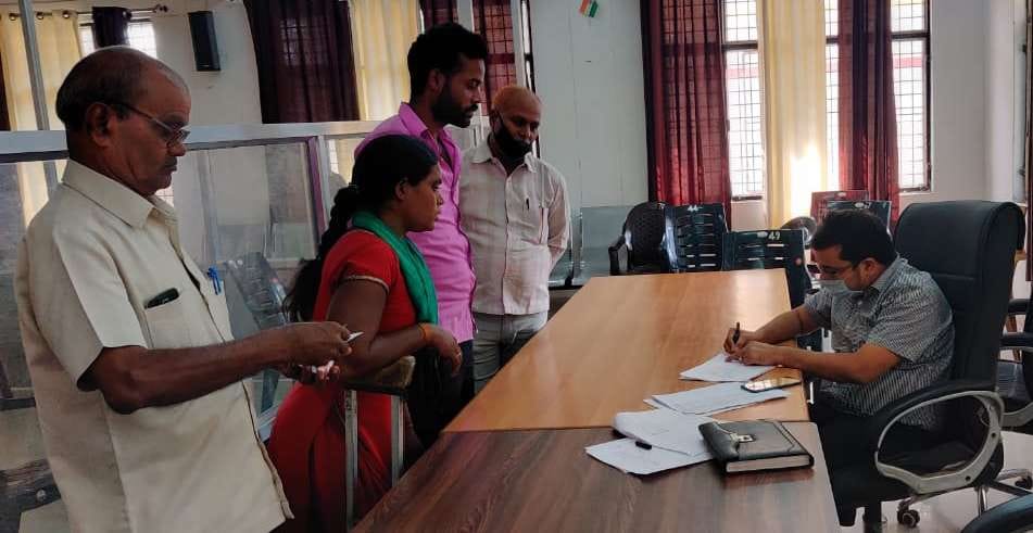 तहसीलदार सगड़ी बृजेंद्र उपाध्याय से कानूनगो की शिकायत करती विकलांग शीलावती। तहसीलदार सगड़ी बृजेंद्र उपाध्याय से कानूनगो की शिकायत करती विकलांग शीलावती।