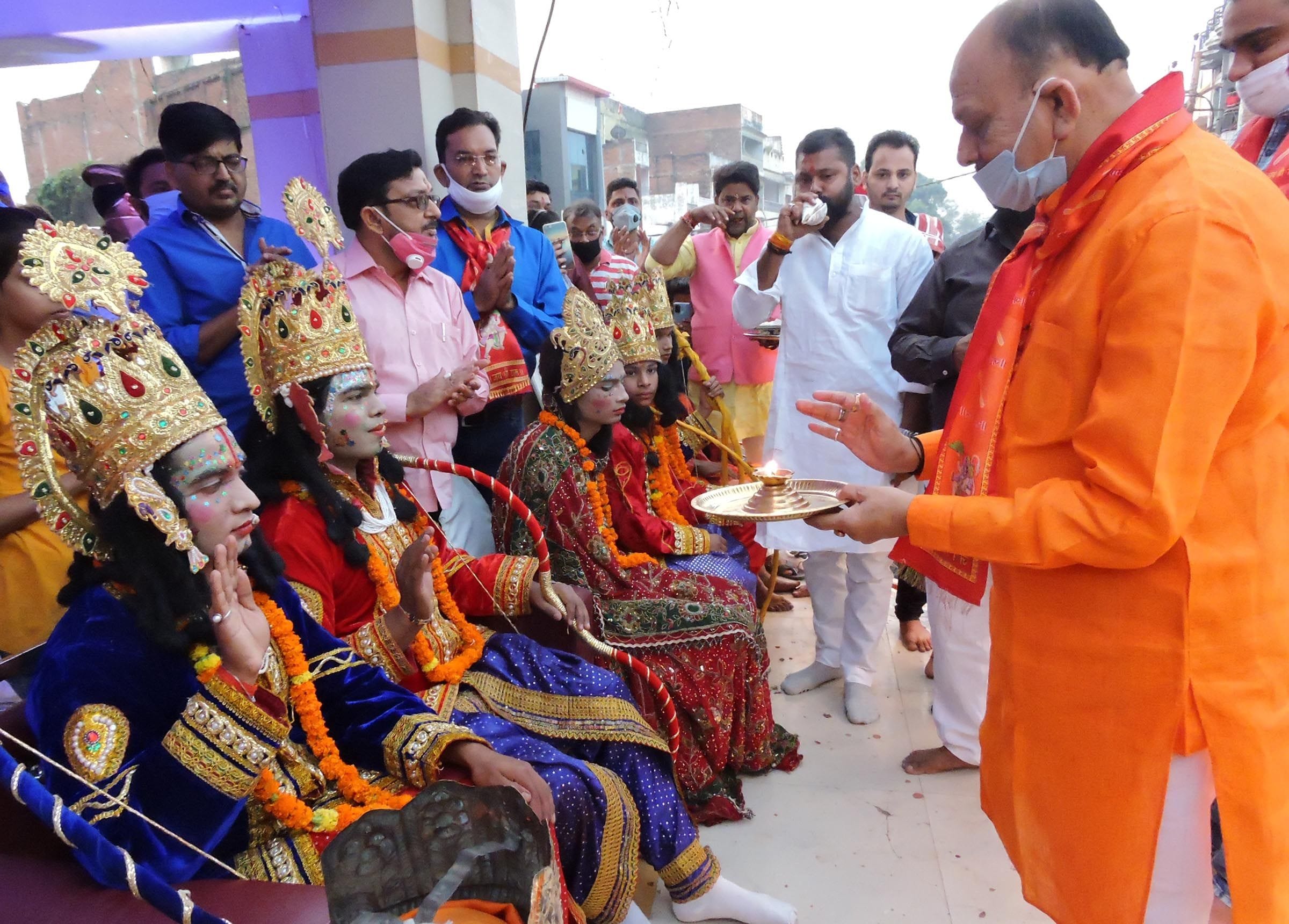 चौक में भरत मिलाप के दौरान चारों भाइयों की आरती करते पूर्व पालिकाध्यक्ष हरिप्रताप सिंह। चौक में भरत मिलाप के दौरान चारों भाइयों की आरती करते पूर्व पालिकाध्यक्ष हरिप्रताप सिंह।
