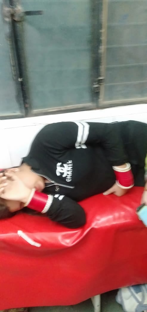 जिला चिकित्सालय में ईलाज को भर्ती गणपति ढाबे पर हमले में घायल।