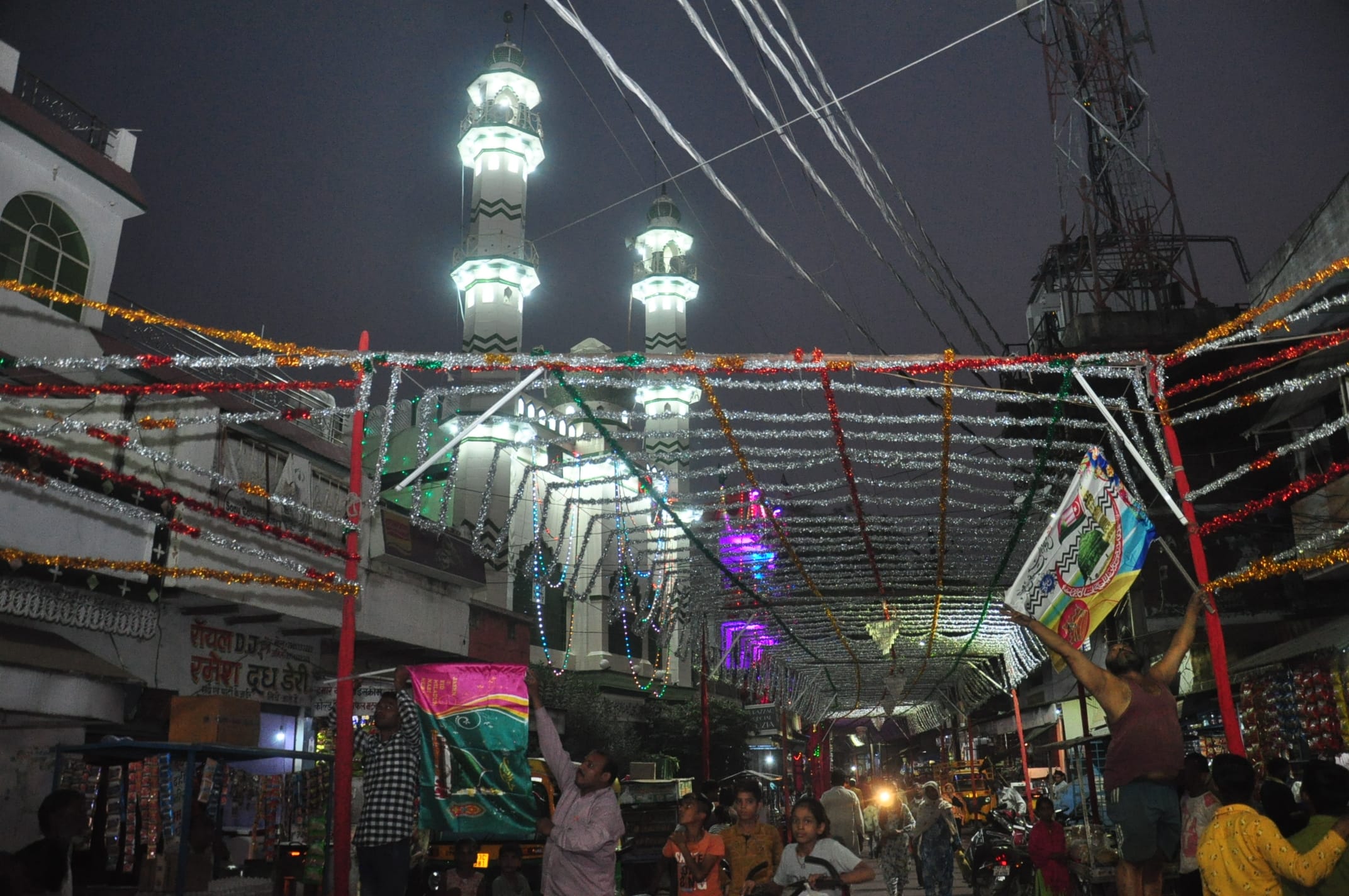 तैयारियां चल रही हैं। मौहल्लों को झंडों, चांदनी, व बिजली की छटा के सजाया जा रहा है। औरछा गेट बाहर क? तैयारियां चल रही हैं। मौहल्लों को झंडों, चांदनी, व बिजली की छटा के सजाया जा रहा है। औरछा गेट बाहर क?