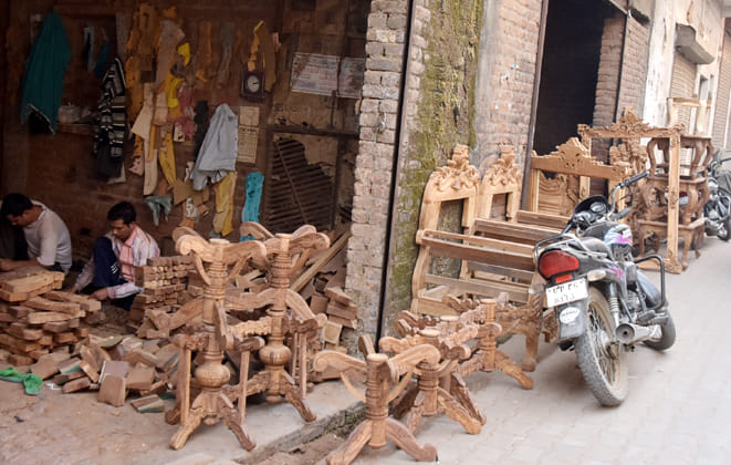 हयात कॉलोनी में दुकानो पर सजा वुडकार्विंग का फर्नीचर