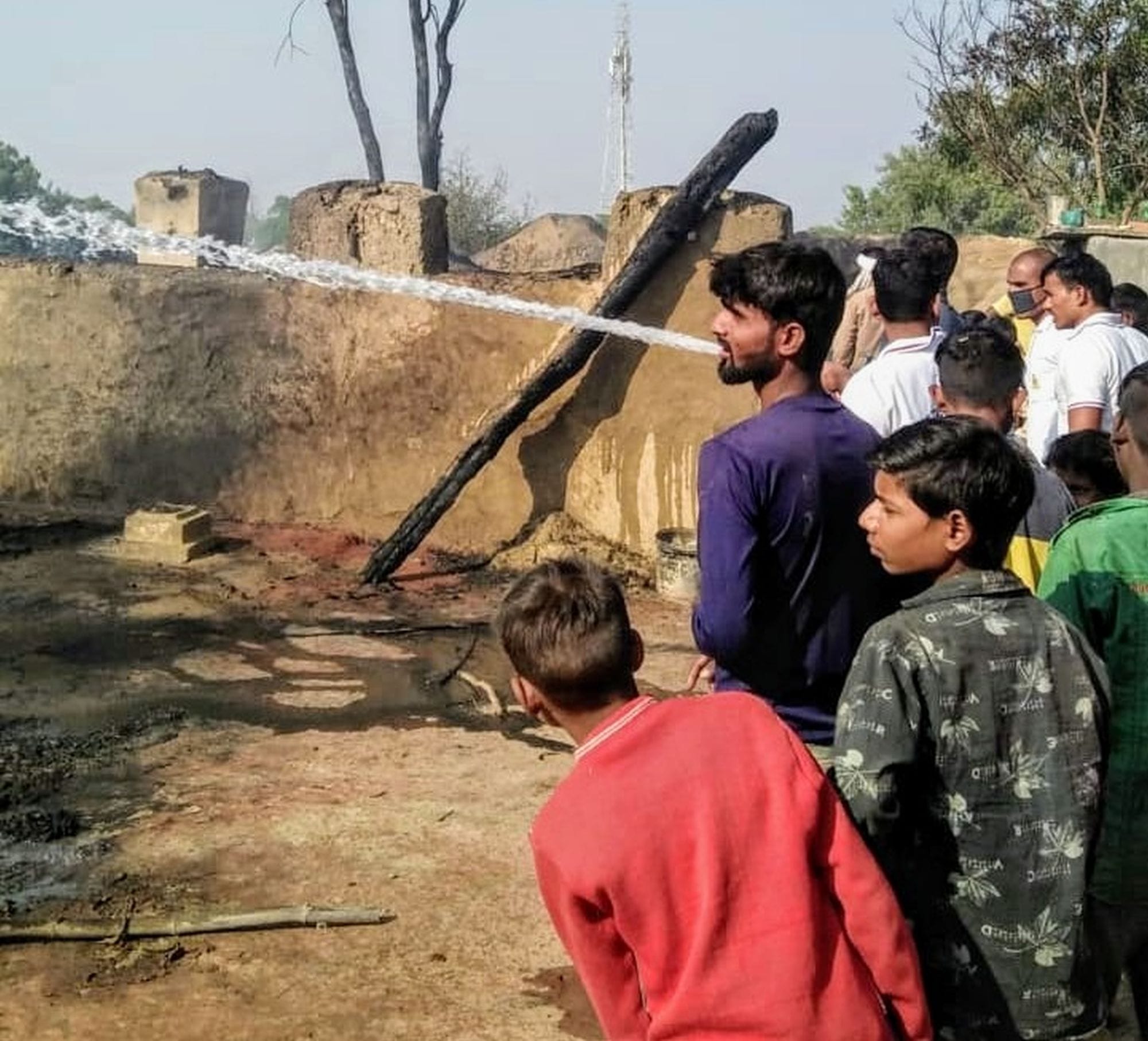 आग बुझाते दमकलकर्मी व ग्रामीण। आग बुझाते दमकलकर्मी व ग्रामीण।