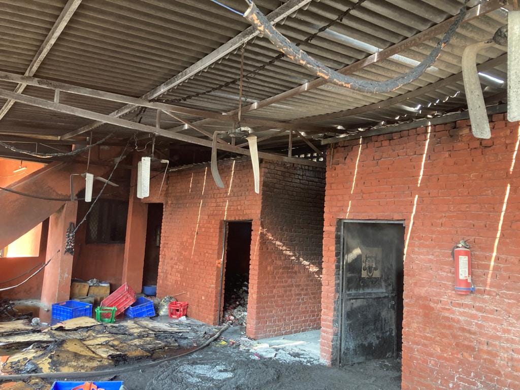 आग से पिघली पंखों की पंखडियां आग से पिघली पंखों की पंखडियां