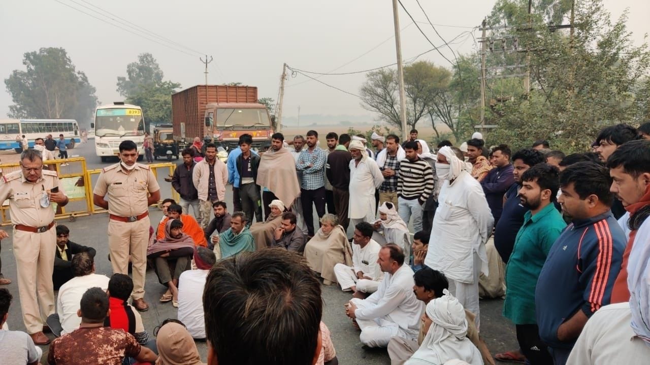 काहनौर में बच्चे के अपहरण के बाद सड़क पर बैठकर जाम लगाए ग्रामीण। काहनौर में बच्चे के अपहरण के बाद सड़क पर बैठकर जाम लगाए ग्रामीण।