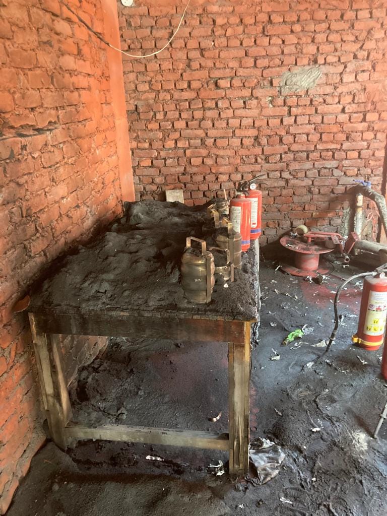 फैक्ट्री में बारुद के मलबे तले दबे मजदूरों के टिफिन फैक्ट्री में बारुद के मलबे तले दबे मजदूरों के टिफिन