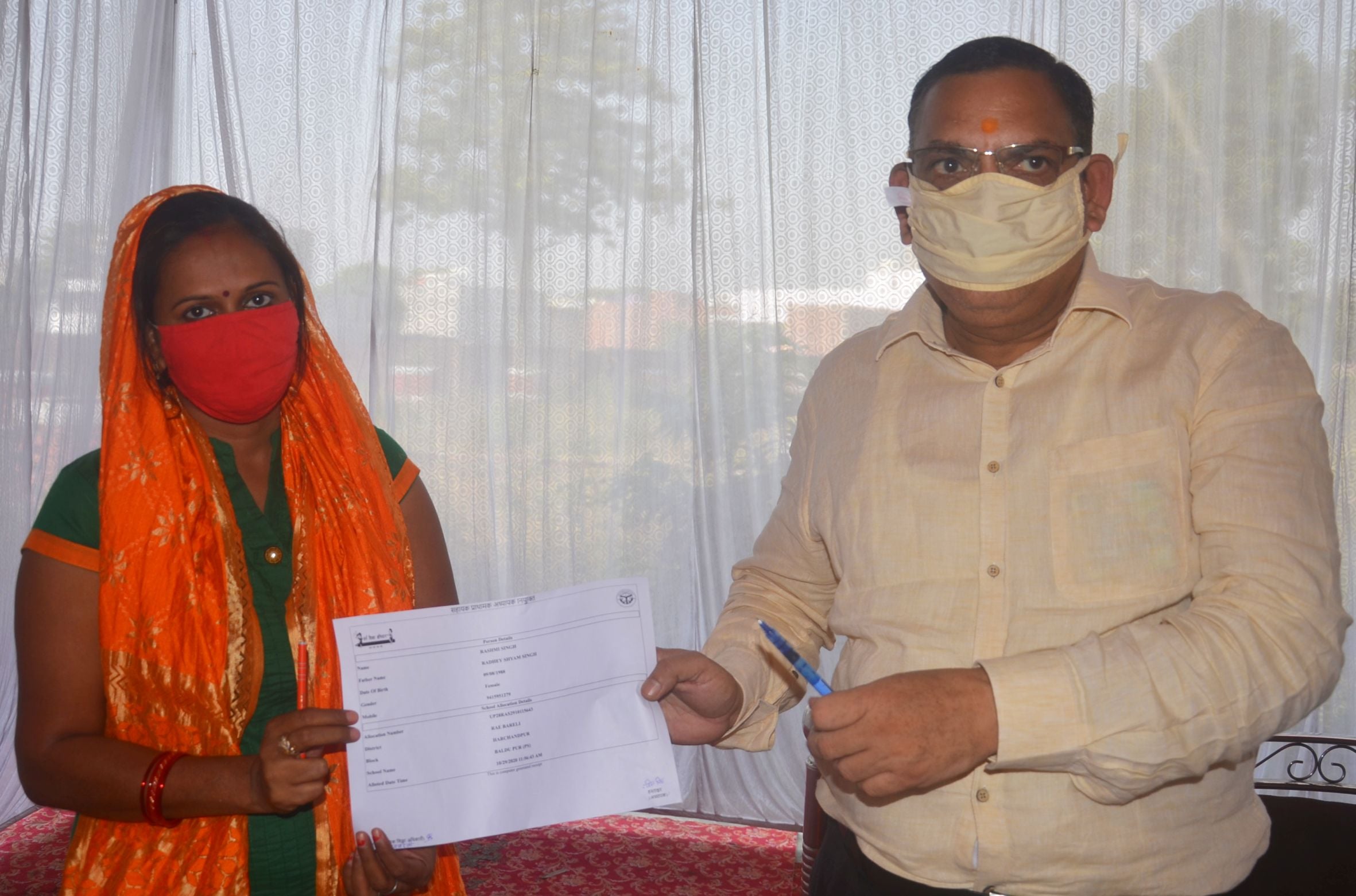 रायबरेली में गुरुवार को डायट परिसर में काउंसिलिंग के बाद शिक्षिका को विद्यालय आवंटन का पत्र देत? रायबरेली में गुरुवार को डायट परिसर में काउंसिलिंग के बाद शिक्षिका को विद्यालय आवंटन का पत्र देत?