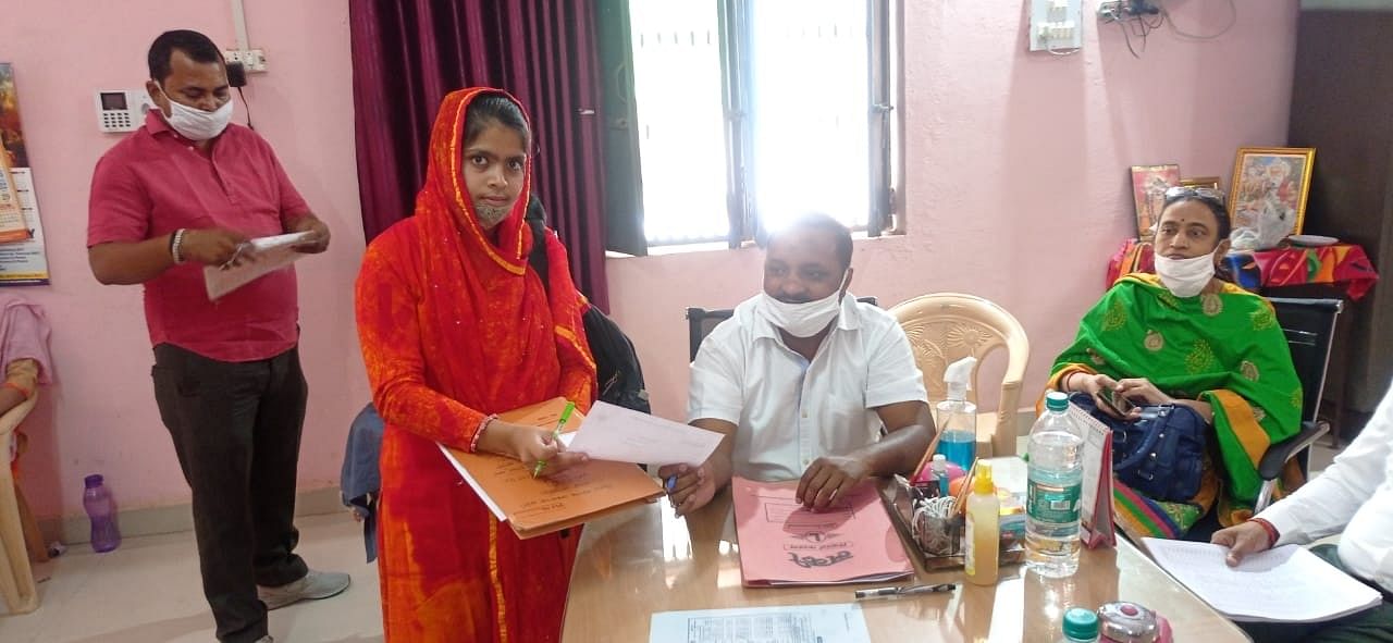 राजकीय इंटर कालेज में नए शिक्षकों को नियुक्ति पत्र की प्रति सौंपते जिला बेसिक शिक्षा अधिकारी रा? राजकीय इंटर कालेज में नए शिक्षकों को नियुक्ति पत्र की प्रति सौंपते जिला बेसिक शिक्षा अधिकारी रा?