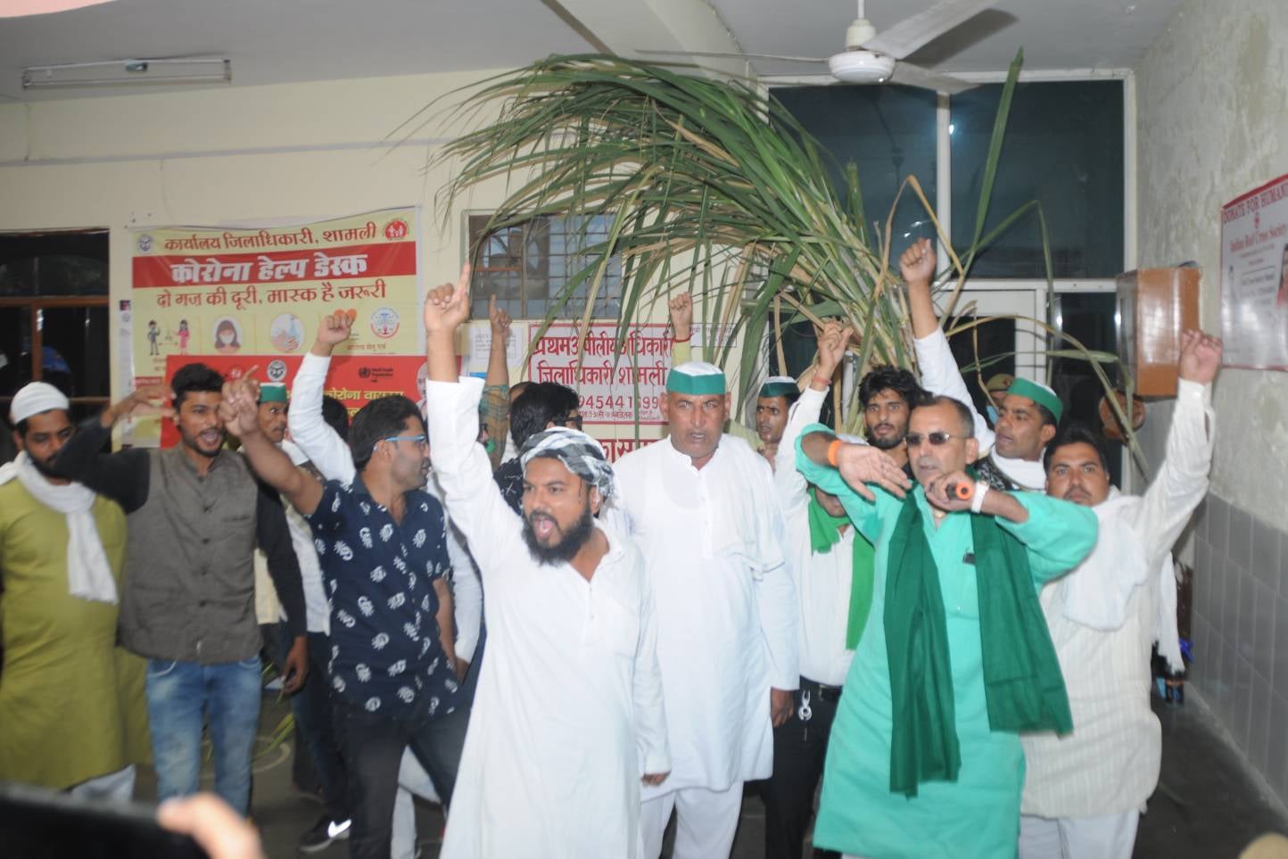 शामली : कलक्ट्रेट के डीएम कार्यालय के सामने गन्ने की पराली लेकर प्रदर्शन करते भाकियू कार्यकर्ता? शामली : कलक्ट्रेट के डीएम कार्यालय के सामने गन्ने की पराली लेकर प्रदर्शन करते भाकियू कार्यकर्ता?