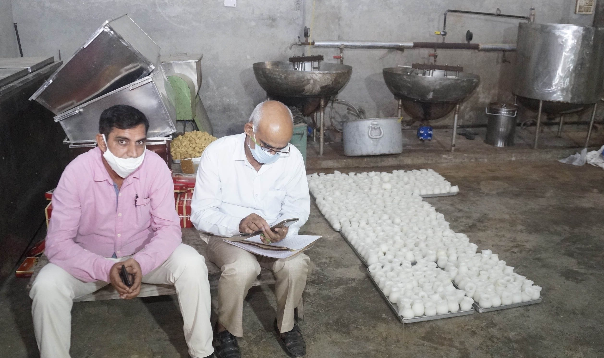 राजगढ़ रोड स्थित सालासर रसगुल्ला प्लांट से सैंपल एकत्रित करते सीएम फ्लाइंग टीम व स्वास्थ्य विभा