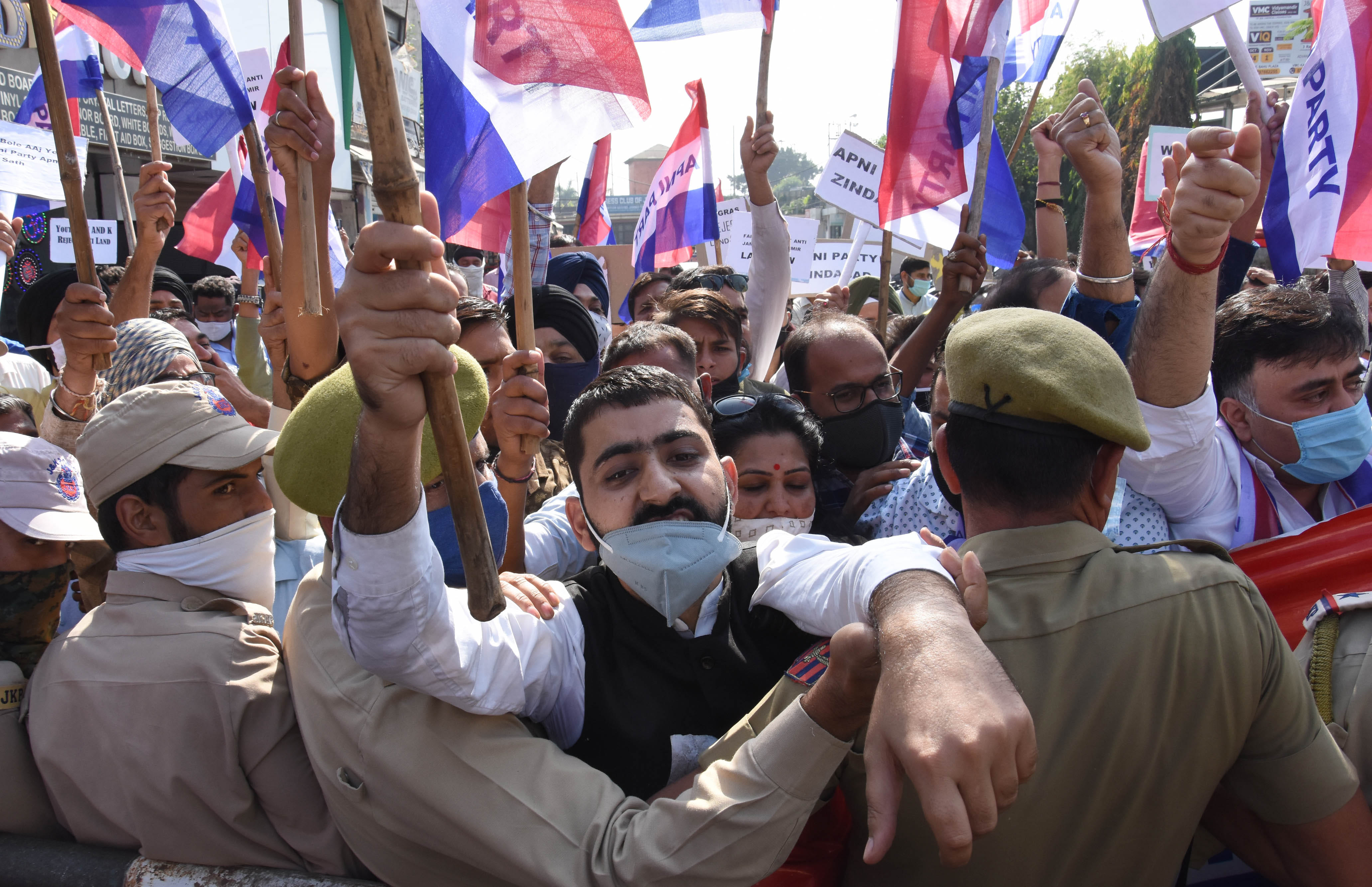 प्रेस क्लब के बाहर प्रदर्शन करते अपनी पार्टी के कार्यकर्ताओं को रोकते पुलिस कर्मी। प्रेस क्लब के बाहर प्रदर्शन करते अपनी पार्टी के कार्यकर्ताओं को रोकते पुलिस कर्मी।