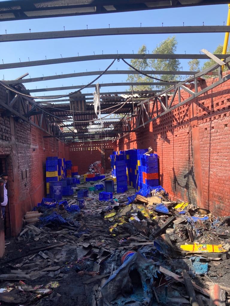 सहारनपुर: पटाखा फैक्ट्री के गोदाम की विस्फोट से उड़ी टीन की छत सहारनपुर: पटाखा फैक्ट्री के गोदाम की विस्फोट से उड़ी टीन की छत