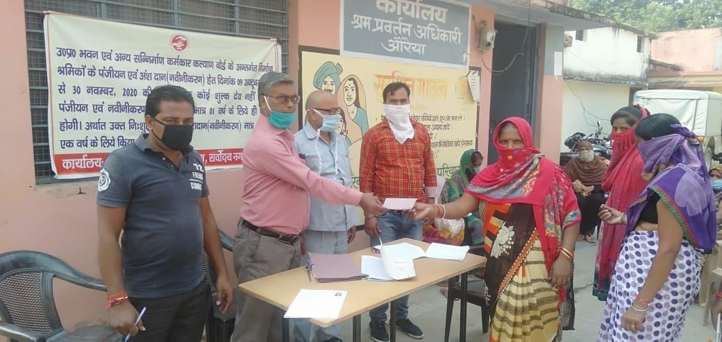 फोटो 31 एयूआरपी 10 - श्रमिक को श्रमिक कार्ड देते श्रम प्रर्वतन अधिकारी जीएस दीक्षित। फोटो 31 एयूआरपी 10 - श्रमिक को श्रमिक कार्ड देते श्रम प्रर्वतन अधिकारी जीएस दीक्षित।