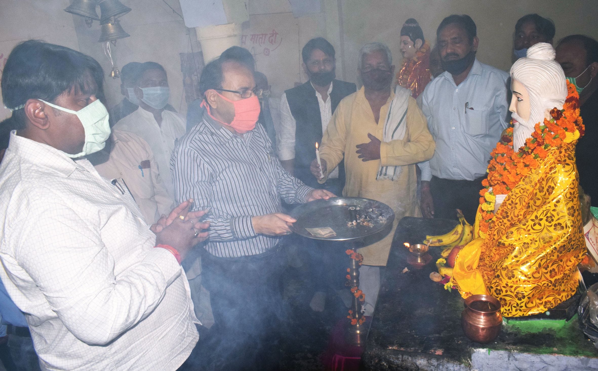 फोटो-4- मोहल्ला नईबस्ती में महर्षि वाल्मीकि की आरती उतारते एडीएम संजय कुमार व मंदिर कमेटी के पदाध? फोटो-4- मोहल्ला नईबस्ती में महर्षि वाल्मीकि की आरती उतारते एडीएम संजय कुमार व मंदिर कमेटी के पदाध?