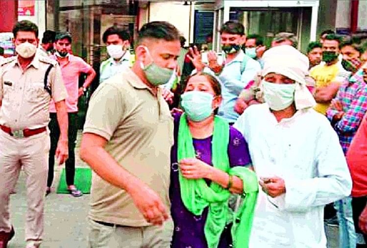 विलाप करते हुए परिजन